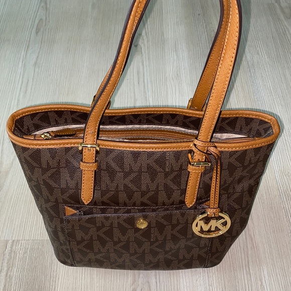 ✨Like New✨ Michael Kors Jet Set Snap Pocket Medium Tote- Brown - Picture 3 of 12